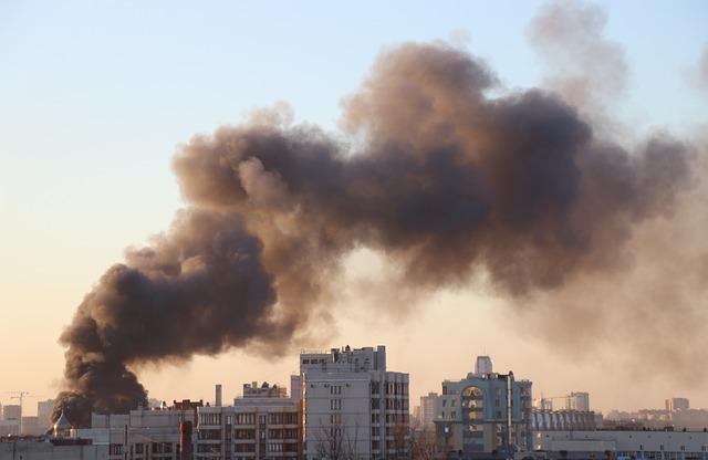 Explosion dappartement : Causes probables et réponse des autorités locales