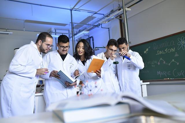 Éducation et sensibilisation : le rôle clé des scientifiques dans la société