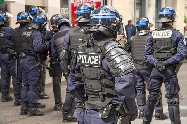 Policiers blessés, trafic SNCF interrompu, évacuation avortée : ce que l'on sait de la rave-party toujours en cours près de Lyon - France 3 Régions