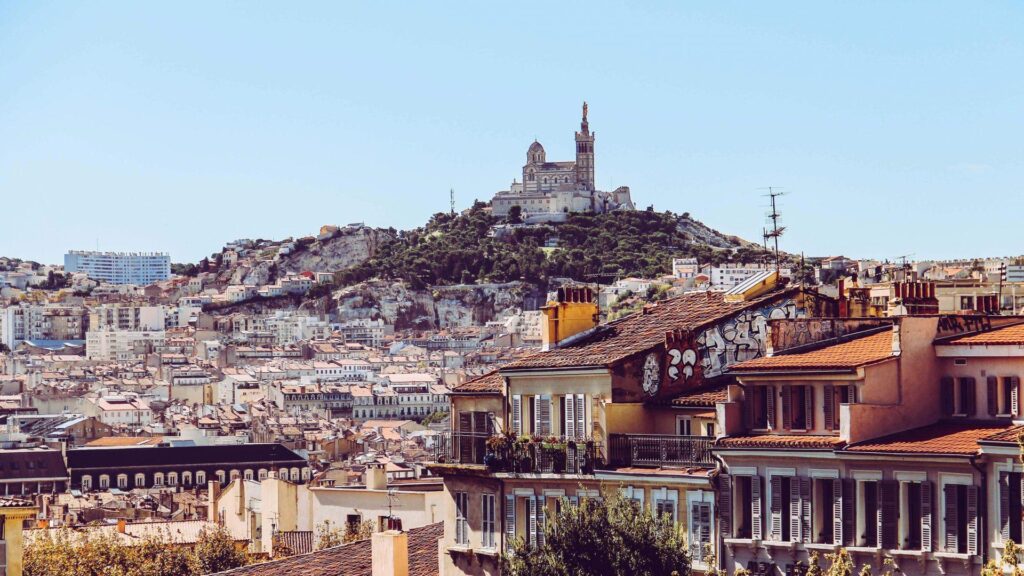 Marseille. Elle vient se recueillir sur la tombe de sa fille et décède en tombant dans un caveau – Ouest-France