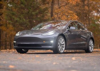 « Salut incendiaire à Tesla » : un groupe antifasciste revendique avoir mis le feu à plusieurs voitures de la marque d’Elon Musk – France 3 Régions « Salut incendiaire à Tesla » : un groupe antifasciste revendique avoir mis le feu à plusieurs voitures de la marque d’Elon Musk – France 3 Régions