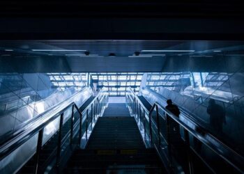 Deux passants blessés dans la rue à Marseille par la chute d’une vitre d’un bâtiment en travaux – ici, le média de la vie locale