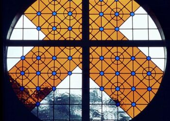 « La nuit dernière a été riche en rebondissements » : Sam Carter, chanteur d’Architects, s’est blessé au mollet en France, lors du concert d’hier soir à Lille, mais a réussi à terminer son set assis – MetalZone