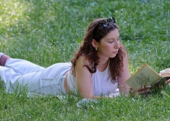 Cyril Hanouna compte poursuivre LFI en justice pour une affiche le visant, accusée d’antisémitisme – franceinfo