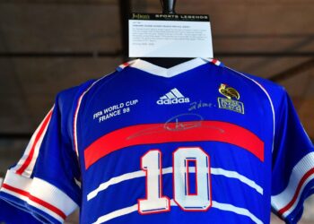 Maillots de Zidane, ballons de la Coupe du Monde… Une exposition et une vente aux enchères pour les passionnés de football – France 3 Régions Maillots de Zidane, ballons de la Coupe du Monde… Une exposition et une vente aux enchères pour les passionnés de football – France 3 Régions