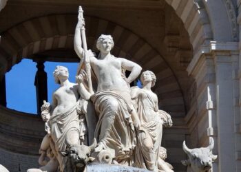 “Ils auraient dû mettre le short avec” : avant le classico PSG-OM, on rhabille une statue à Marseille – France 3 Régions