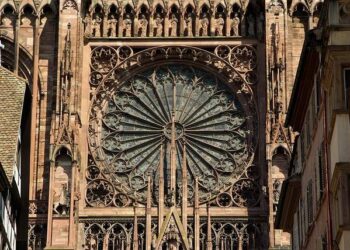 Alignement parfait du soleil sur la cathédrale : le phénomène qui éblouit Strasbourg – TF1 INFO