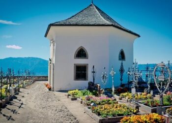 Héléna sort son premier album éponyme « Hélé » – Sony Music Entertainment France