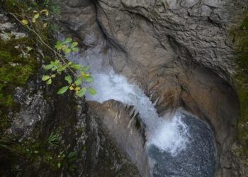 « On engraisse tous les ans depuis 1960 » : des tonnes de galets venus de Gap pour renouveler les plages de Nice – France 3 Régions