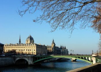 Paris : après l’évacuation de la Gaîté Lyrique, 27 jeunes migrants obligés de quitter la France – ici, le média de la vie locale