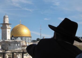 Agression du rabbin d’Orléans : « On aimerait ne pas être seuls », confient des participants d’un rassemblement à Paris pour « tirer la sonnette d’alarme sur l’antisémitisme » – franceinfo
