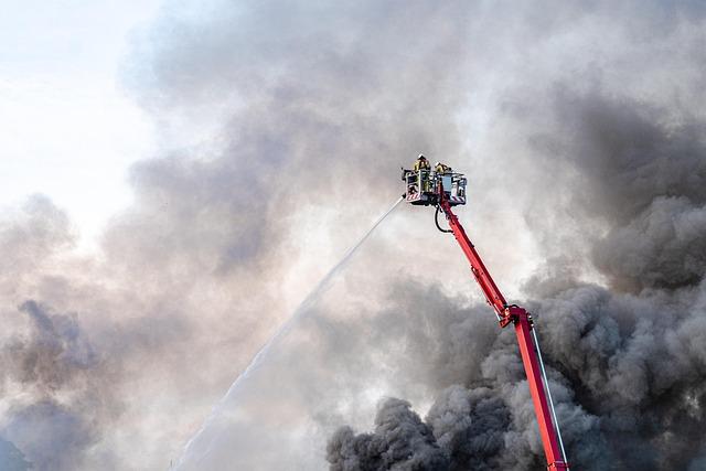 Appels d'urgence -⁤ Incendies, ⁢urgences vitales⁤ et missions spectaculaires pour les pompiers ‍de Lyon‍ - TF1+