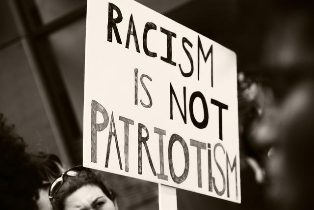 Analyze des comportements racistes et leurs conséquences sur le football