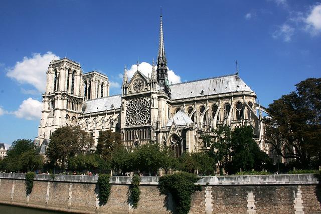 Un échange symbolique : les pierres de Notre-Dame à l’honneur