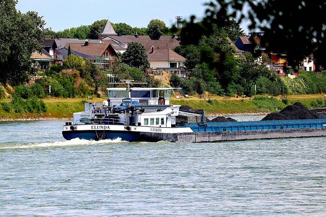 Une barge se retrouve coincée⁣ sous le pont de pierre à Bordeaux - ici, le ⁢média de la vie locale