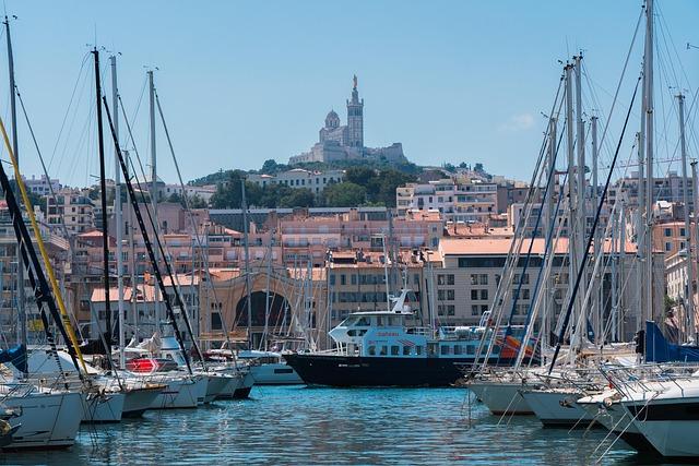 Accident à Marseille : Une‌ vitre tombée met en lumière les ⁣risques des chantiers urbains