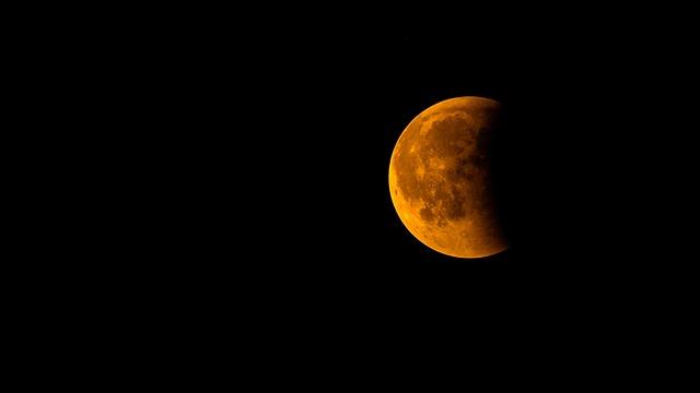 « Lune de sang » ⁣du 14 mars⁢ : comment profiter ‍de cette‌ éclipse partiellement visible en France ? - Le Parisien