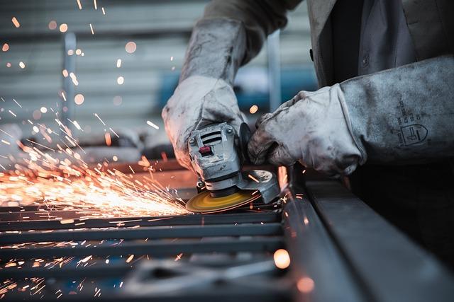 Analyze de la⁣ contraction du‍ secteur manufacturier français en février