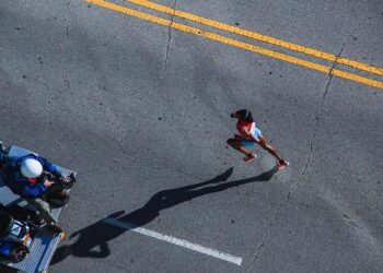 Le marathon de Paris 2025 s’est élancé, près de 56 000 coureurs sur la ligne de départ – France Info