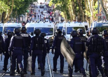 Deux policiers de l&rsquo;office antistupéfiants de Marseille mis en examen pour trafic de stupéfiants et blanchiment – France Info