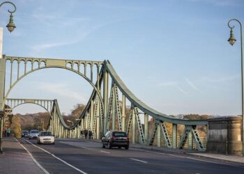 Paris annonce l’expulsion de 12 agents diplomatiques algériens et rappelle son ambassadeur pour consultations – Le Monde.fr