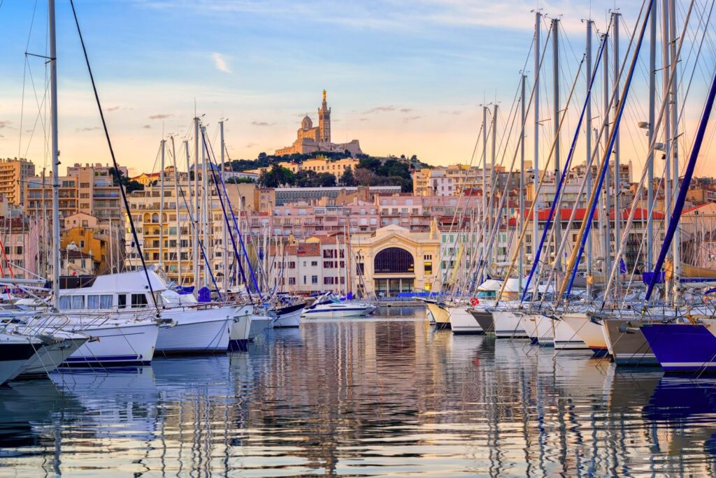 À Marseille, 6 500 personnes bravent les restrictions anti-coronavirus dans une incroyable manifestation (vidéo)