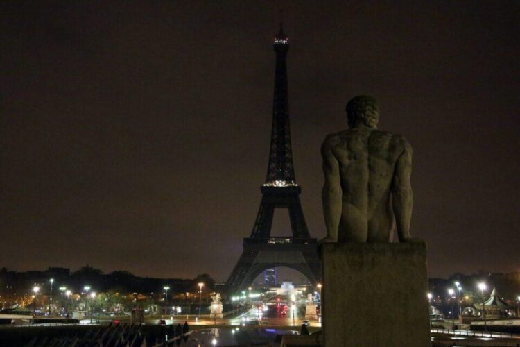 Paris Honors Pope Francis: A Night of Silence at the Eiffel Tower and Notre-Dame’s Bells