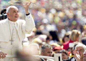 Une Nuit de Veillées à Travers la France : Paris, Lille, Marseille et Plus Encore en Hommage au Pape