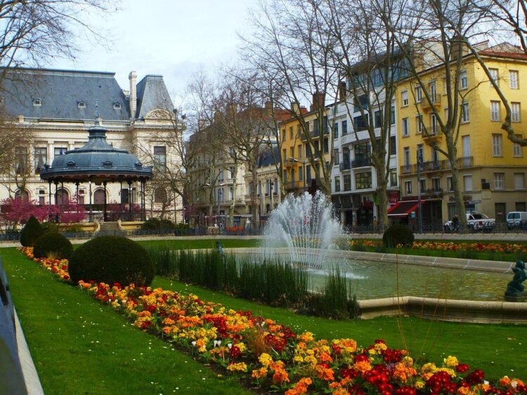 Ne Ratez Pas le Choc Saint-Etienne – Lyon : Heure et Chaîne pour Suivre le Match de Ligue 1 en Direct ! Ne Ratez Pas le Choc Saint-Etienne – Lyon : Heure et Chaîne pour Suivre le Match de Ligue 1 en Direct !