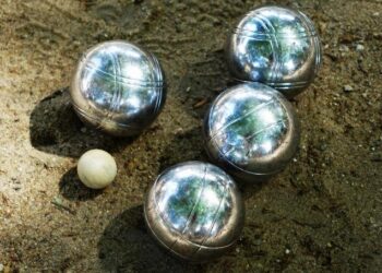Découvrez le Mystère de la Boule Géante sur la Promenade des Anglais à Nice !