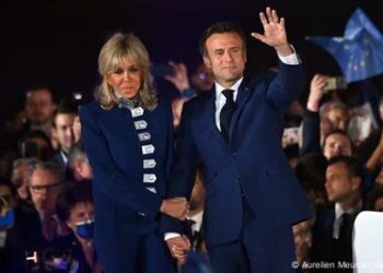 «En Guerre Contre le Coronavirus : Emmanuel Macron Annonce de Nouvelles Mesures»