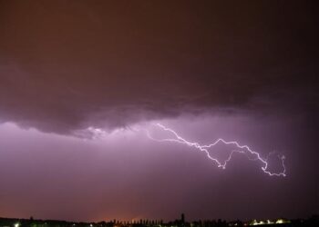Préparez-vous : Les orages s&rsquo;annoncent dans le Rhône ce week-end ! Découvrez où et quand ils frapperont