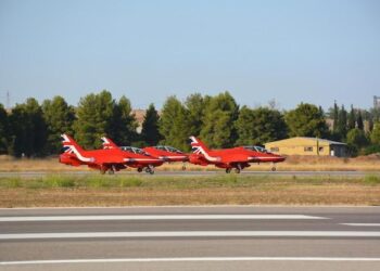 Des avions rouges dans le ciel de Nice : Découvrez la mission secrète de la Royal Air Force sur la Côte d&rsquo;Azur !