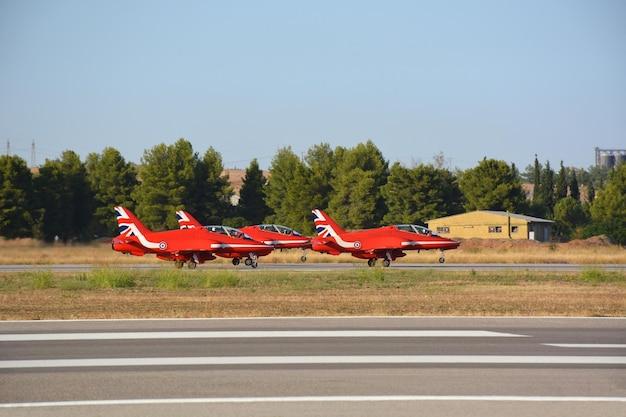 Des avions rouges dans le ciel de Nice : Découvrez la mission secrète de la Royal Air Force sur la Côte d’Azur !