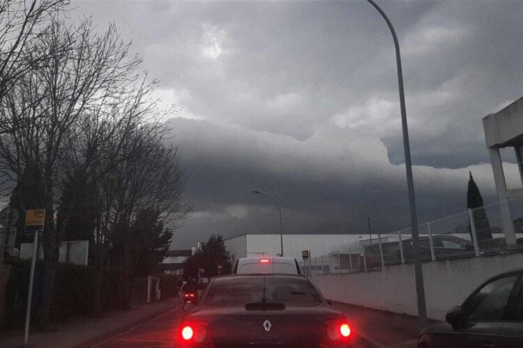 Tempêtes Spectaculaires : Pluies Torrentielles et Grêle Sèment le Chaos autour de Toulouse !