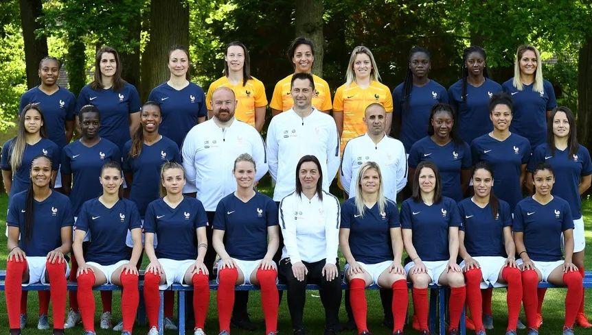 Découvrez les Nouveaux Maillots Éblouissants de l’Équipe de France Féminine!