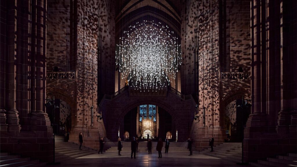 EN IMAGES – La cathédrale de Nantes : la dernière clé de voûte ‘carbonisée’ enfin démontée, cinq ans après le drame