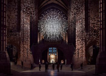 EN IMAGES – La cathédrale de Nantes : la dernière clé de voûte &lsquo;carbonisée&rsquo; enfin démontée, cinq ans après le drame