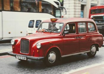 150 Bordeaux Taxis Rally Together to Support Hospitals This Monday