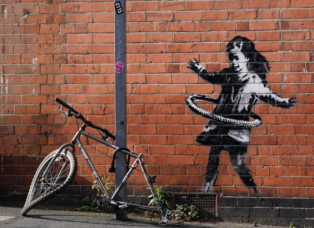Un nouveau chef-d’œuvre de Banksy illumine les rues de Marseille avec un phare spectaculaire