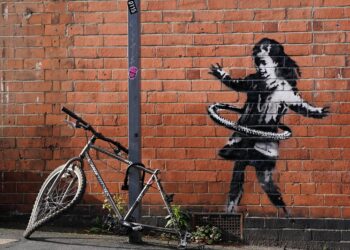 Un nouveau chef-d’œuvre de Banksy illumine les rues de Marseille avec un phare spectaculaire