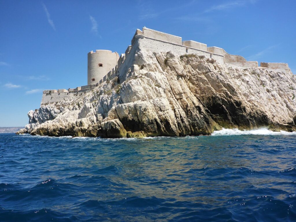 Dans la baie de Marseille : Plonger des micros sous l’eau révèle surtout le bruit de notre propre espèce
