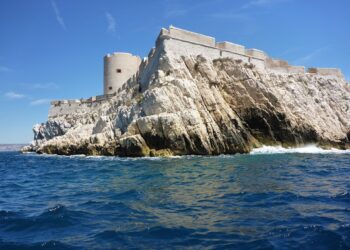 Dans la baie de Marseille : Plonger des micros sous l’eau révèle surtout le bruit de notre propre espèce