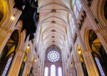 Gil Alma et Alexia Barlier plongent au cœur d’une enquête haletante à la cathédrale de Chartres