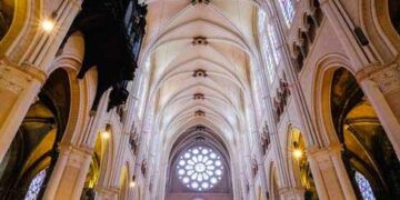 Gil Alma et Alexia Barlier plongent au cœur d’une enquête haletante à la cathédrale de Chartres