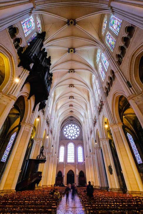 Gil Alma et Alexia Barlier plongent au cœur d’une enquête haletante à la cathédrale de Chartres
