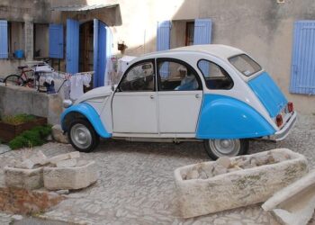 Deux militants LFI agressés près de Lyon : un message violent et menaçant qui choque