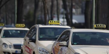 Taxe Zucman, éducation, retraites… : pourquoi être de gauche en France est aujourd’hui surtout une question d’apparence