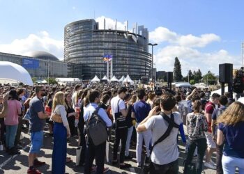 Jeunes Européens en colère : une immense manifestation secoue Strasbourg contre le rétablissement des contrôles frontaliers allemands