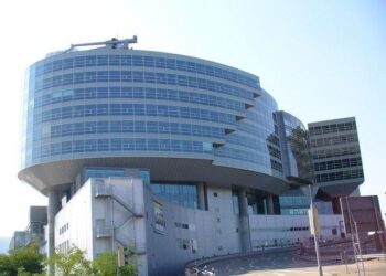 Nantes Paralysée : 80 Chauffeurs VTC Bloquent l’Aéroport dans une Opération Escargot Spectaculaire